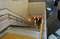 画像: 桜橋出口を出て正面の階段